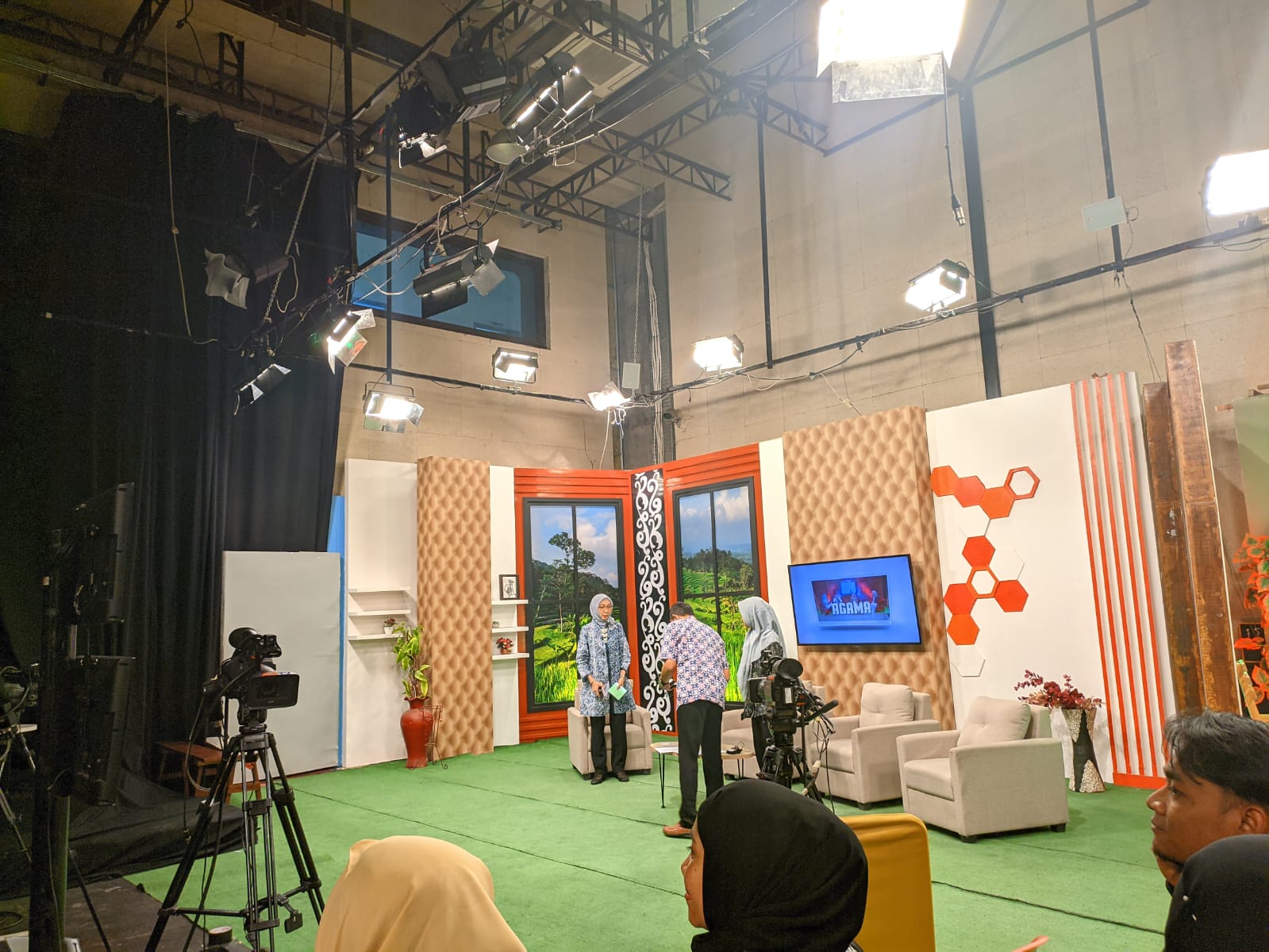 Pelaksanaan Talkshow dengan Tema "Integrasi Penanganan Perumahan dan Kawasan Permukiman di Daerah Istimewa 
                Yogyakarta"